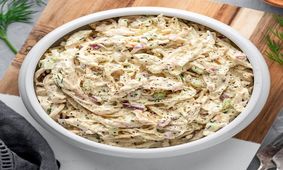 طرز تهیه سالاد مرغ و کلم برگ؛ یک سالاد خوشمزه بهاری 