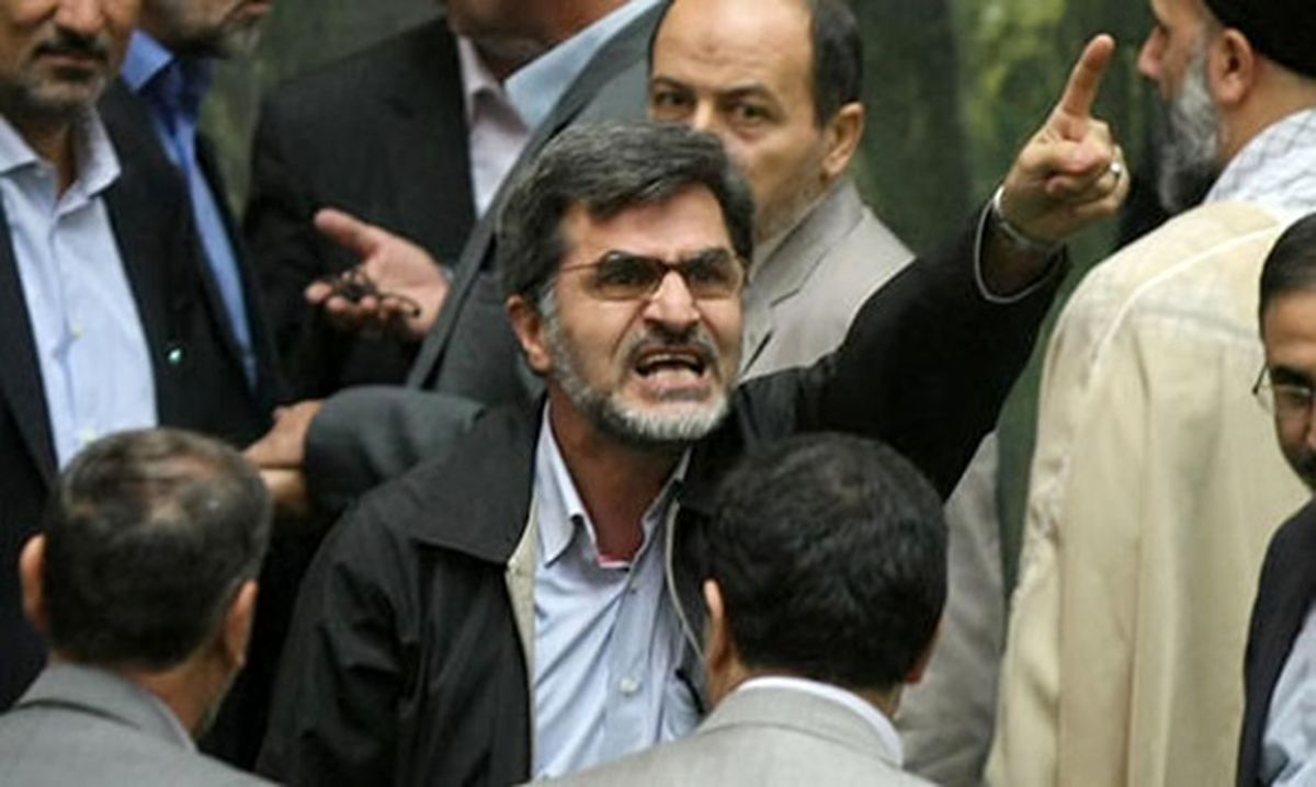 کوچک زاده بود که در مجلس فریاد زد «مرگ بر فریدون»
