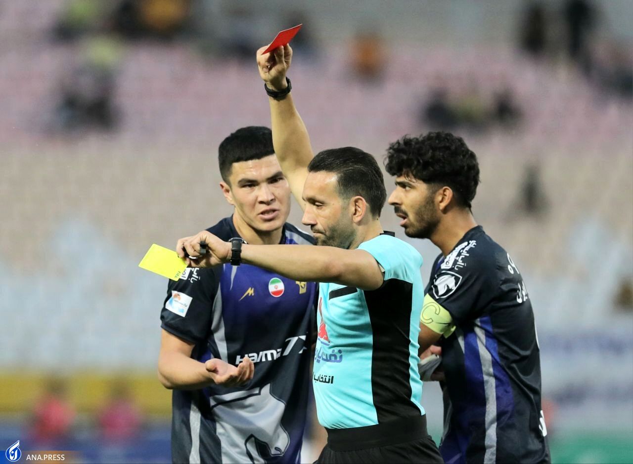 درگیری شدید پیکانی‌ها با داور پس از اخراج تمیروف+ تصاویر