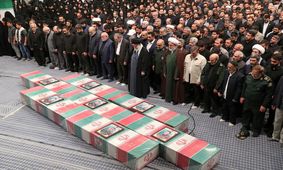 رهبر انقلاب بر پیکر هفت شهید راه قدس نماز اقامه کردند/ ویدئو