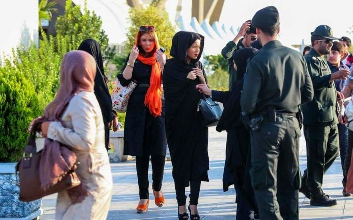 تسنیم: بدون حجاب راه می‌روند، «ساعتی ۵ دلار» می‌گیرند!