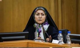 برخی خانم‌ها بعد از پایان کار اداری چادر خود را جمع می‌کنند/ اقدامات محدودیت زا را تندروهای اصولگرا سال ۹۶ در مشهد آغاز کردند

