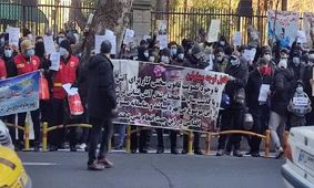 تجمع آتش‌ نشان‌ها مقابل شورای شهر تهران/ ویدئو
