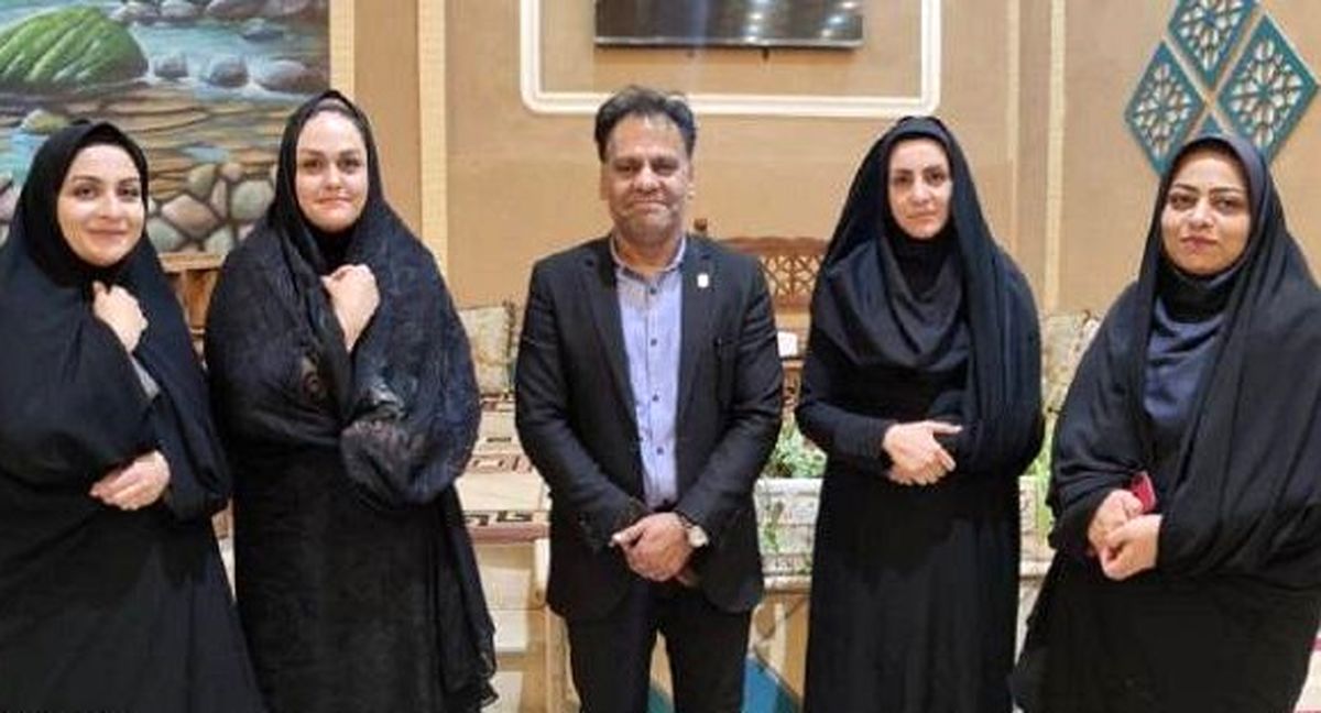 دویدن زنان فوتبالیست موجب کچلی زمین چمن شده است!/ مجری: به نظرم بحث شما جنسیتی است/ ویدئو
