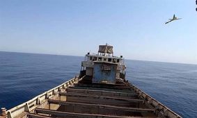 انهدام شناور دریایی با پهپاد انتحاری ابابیل ۲ در رزمایش ارتش
