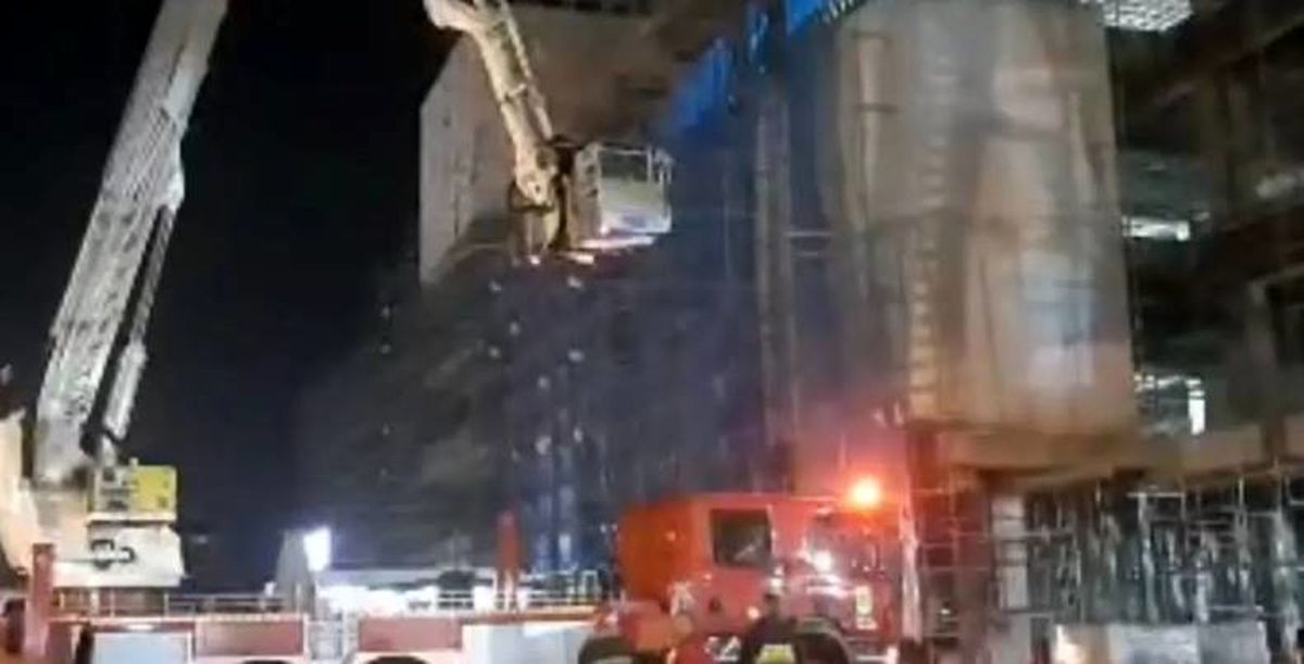نجات جان ۲ کارگر گیر افتاده در بالابر