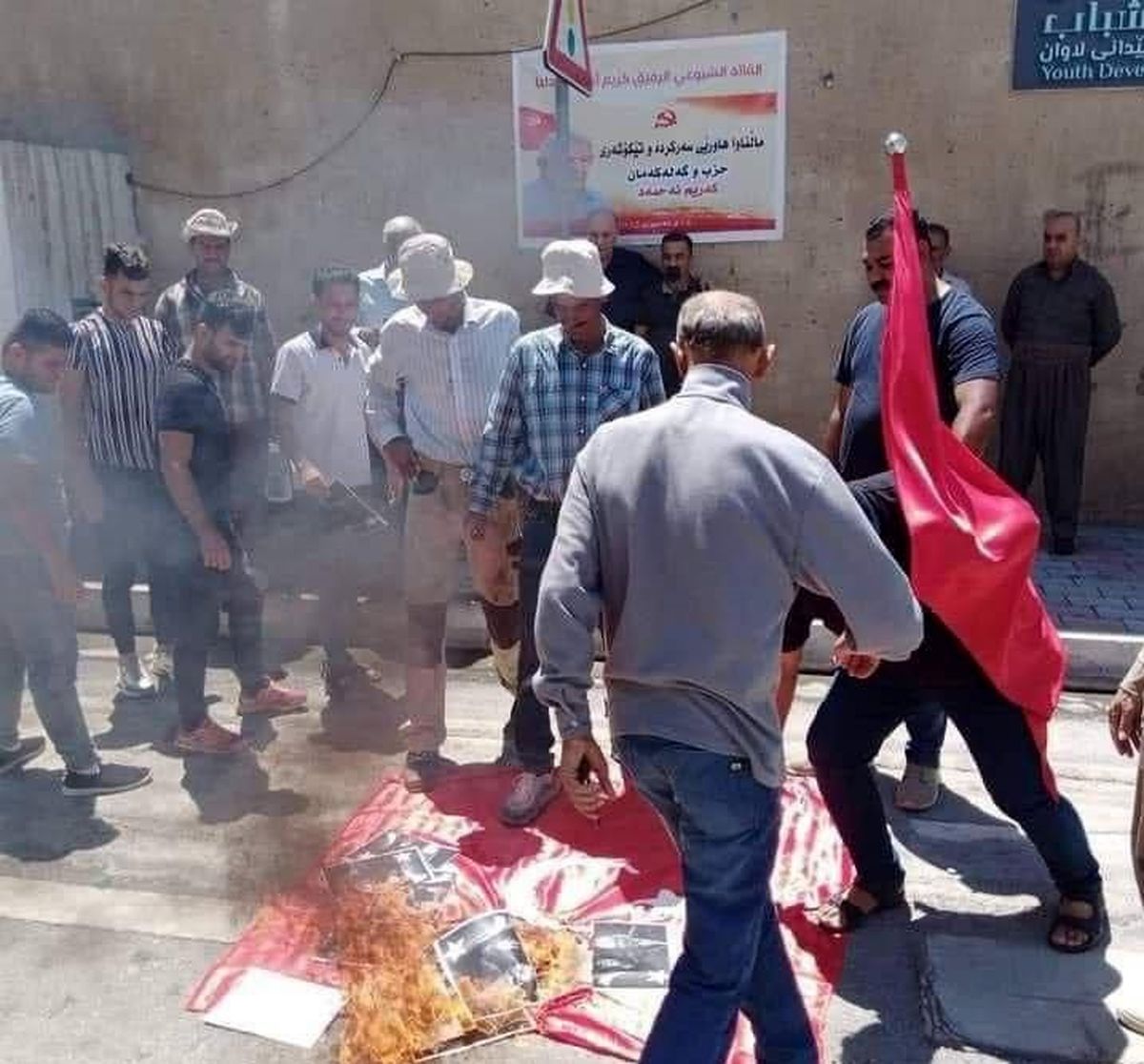 عراقی‌های معترض پرچم ترکیه را آتش‌ زدند