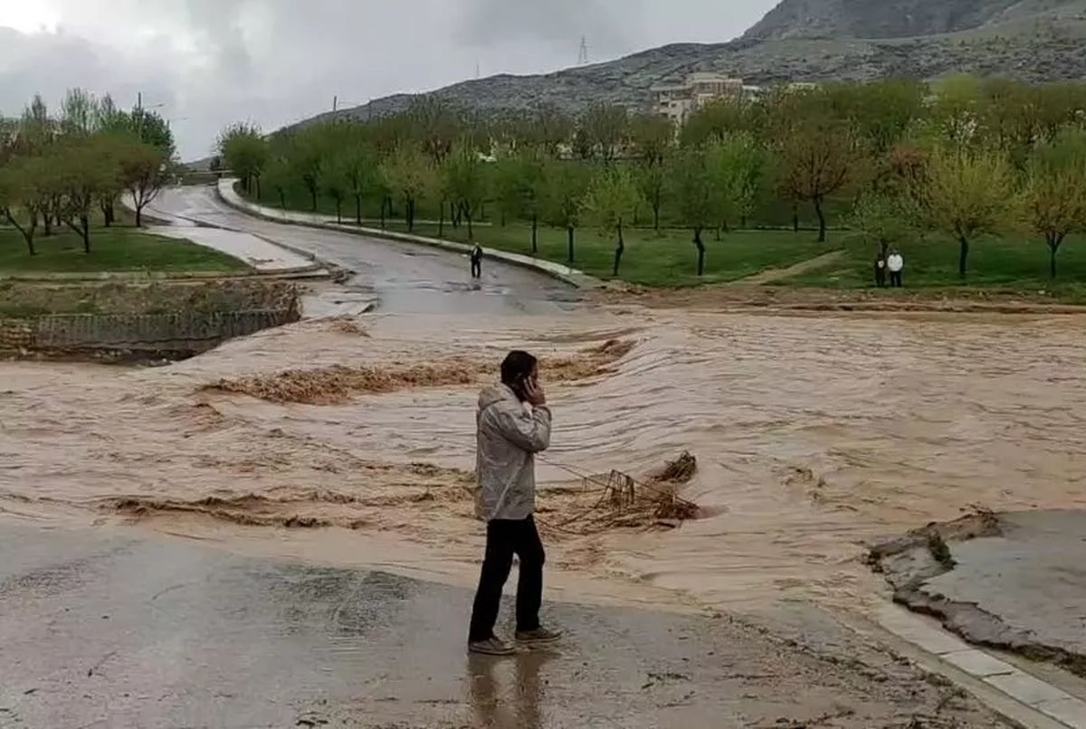 پل جهادگران خرم‌آباد زیر آب رفت

