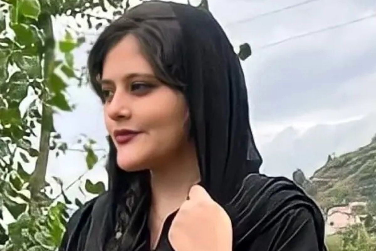 عکسی تکان دهنده از آخرین وداع مادر مهسا امینی با دخترش