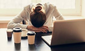 چرا همیشه خسته ایم حتی وقتی خوب می‌خوابیم؟