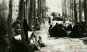 ژست جالب زنان یک خانواده در سیزده بدر ۱۱۲ سال پیش
