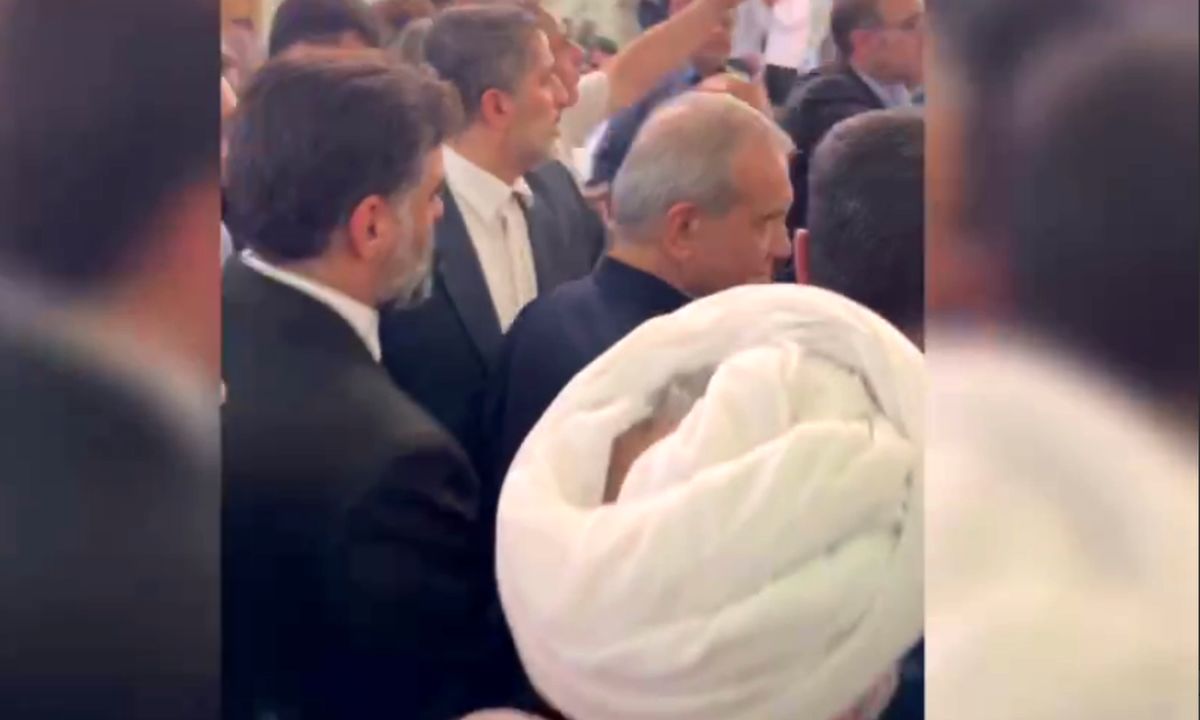 شعار «مرگ بر منافق» توسط برخی افراد تندرو علیه پزشکیان در حرم شاه عبدالعظیم/ ویدئو

