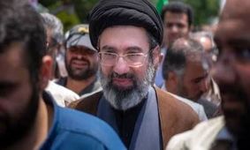  آیت الله سید مجتبی خامنه‌ای در آغوش حاج قاسم سلیمانی/ عکس