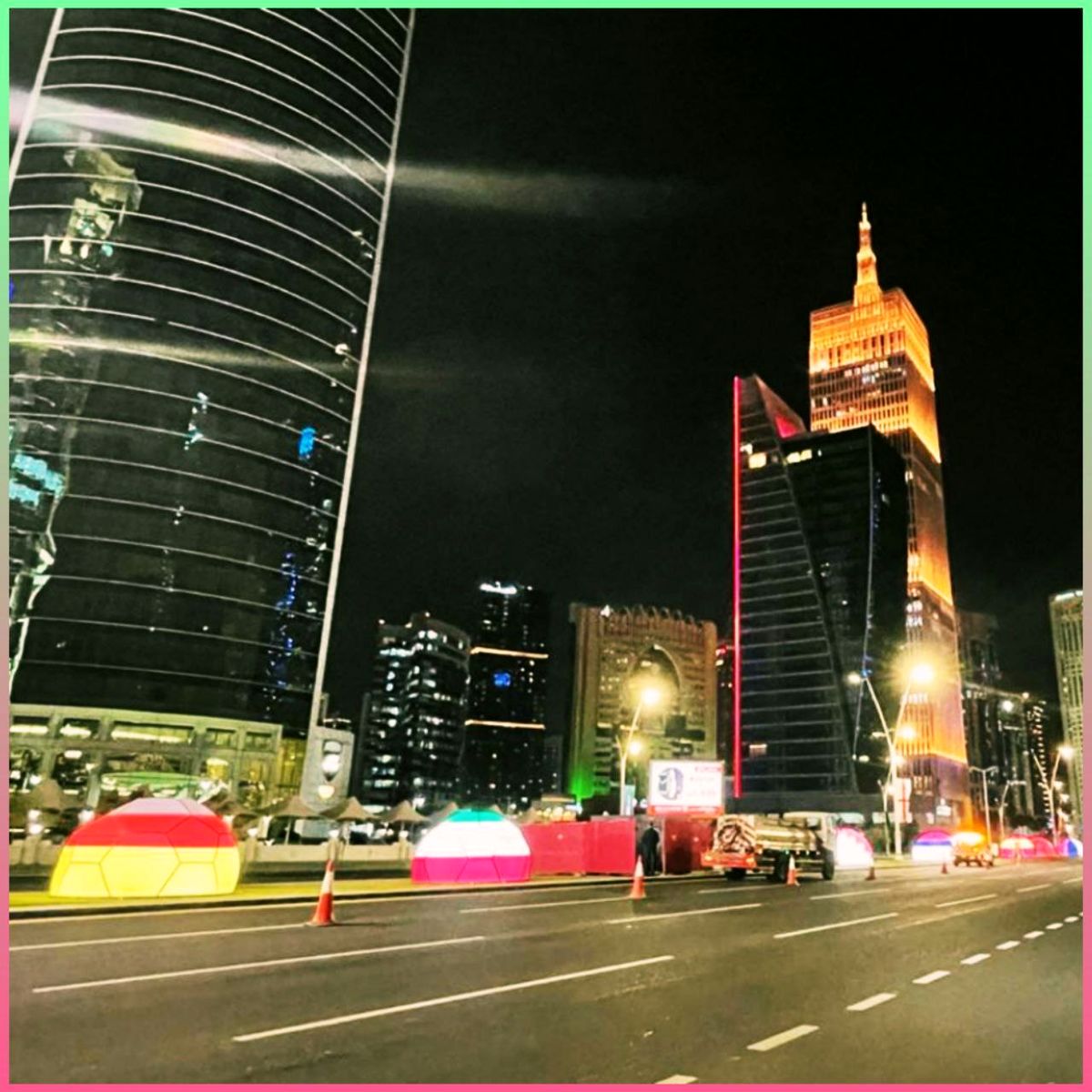 پرچم ایران در خیابان های قطر/ عکس