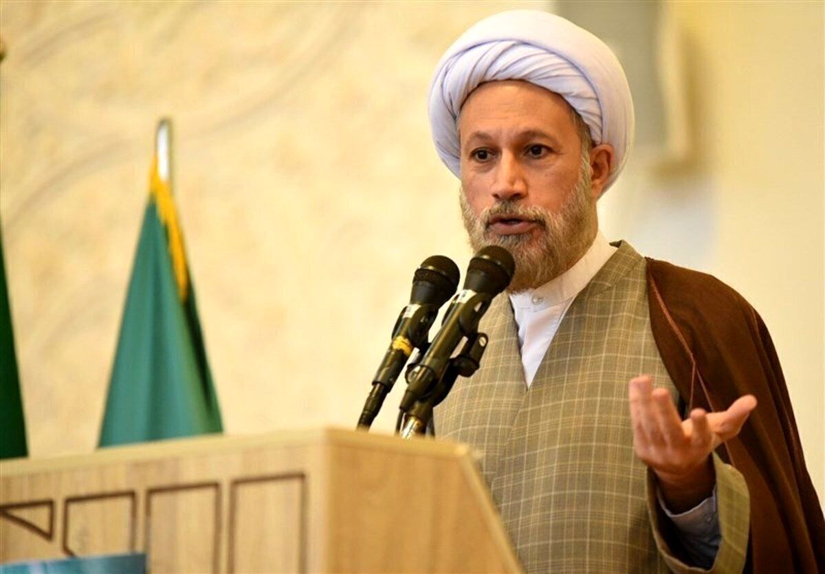 امام جمعه شیراز: در دین ما، پزشک محرم نیست

