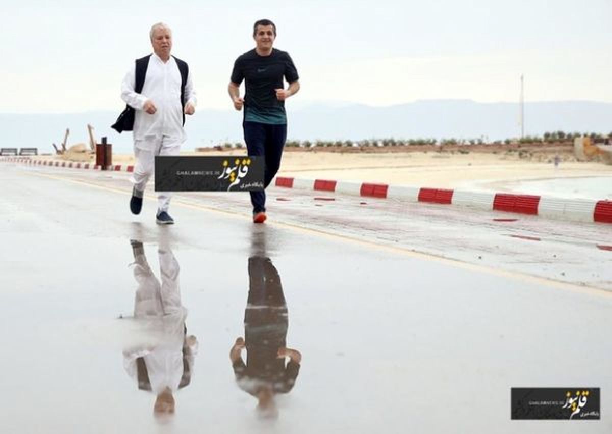 تصویری منتشر نشده از ورزش کردن آیت الله هاشمی به همراه یاسر