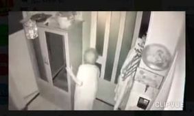 حمله دو دختر زورگیر به یک پیرزن و سرقت خانه او/ ویدئو