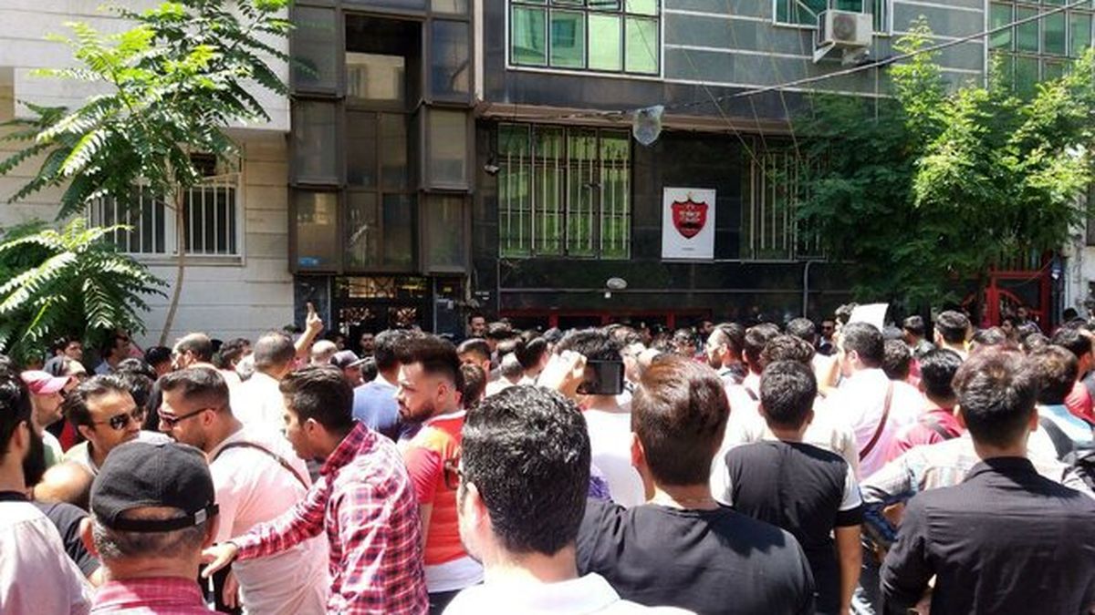 شعار علیه عرب مقابل ساختمان پرسپولیس