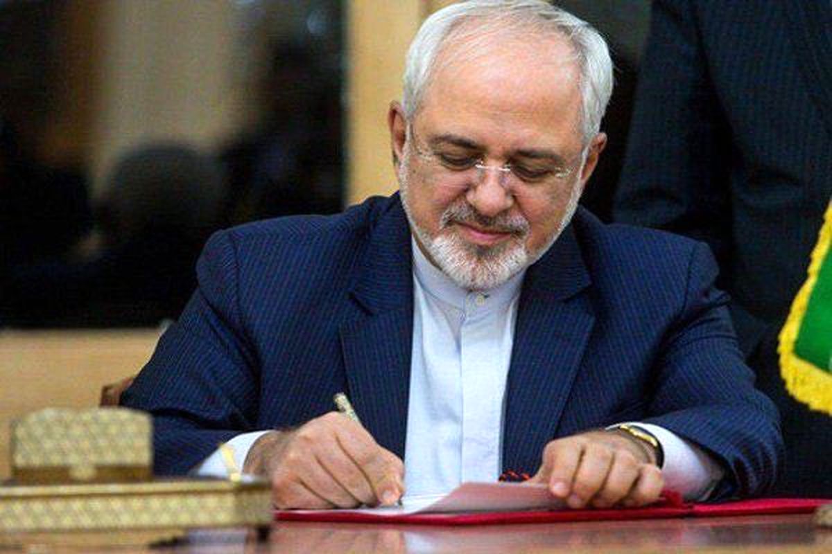 ظریف: بخش‌هایی از پهپاد نظامی آمریکایی را از داخل آب‌های سرزمینی خود بازیابی کردیم
