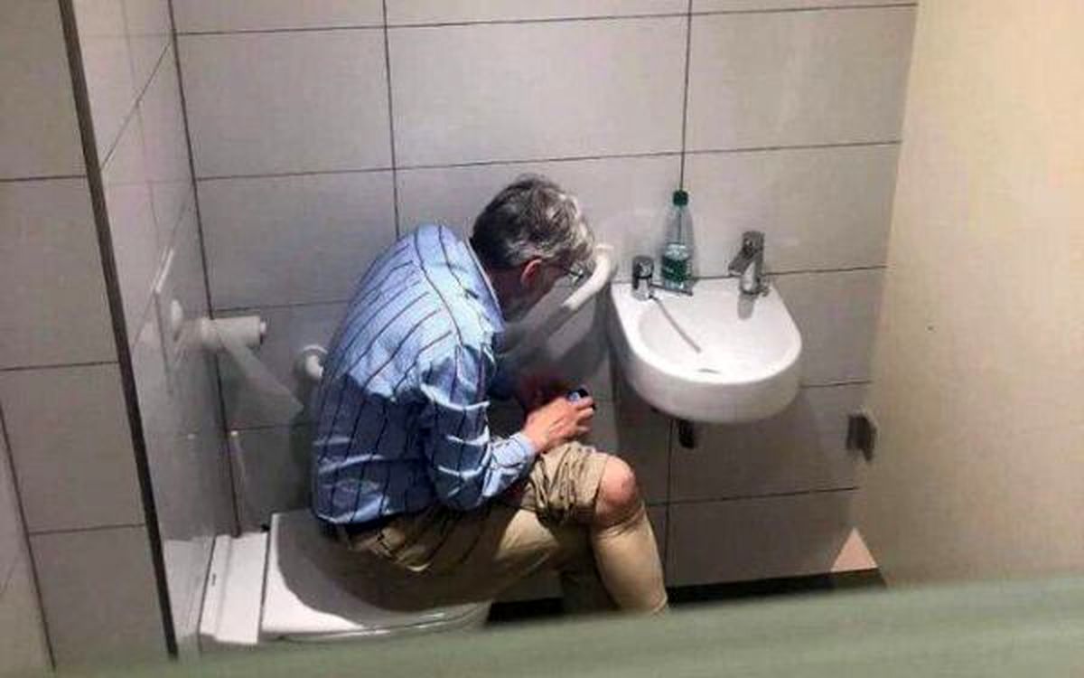 تصویر لو رفته از تقلب یک استادبزرگ شطرنج در توالت!