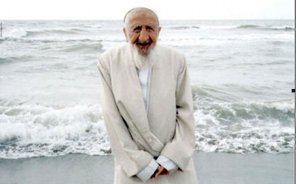 ادیبی که ۳۰ سال زندان کشید/ من به زهد مشهورم اما کسی را بی‌رغبت‌تر از آیت‌الله خامنه‌ای به مال دنیا نمی‌شناسم
