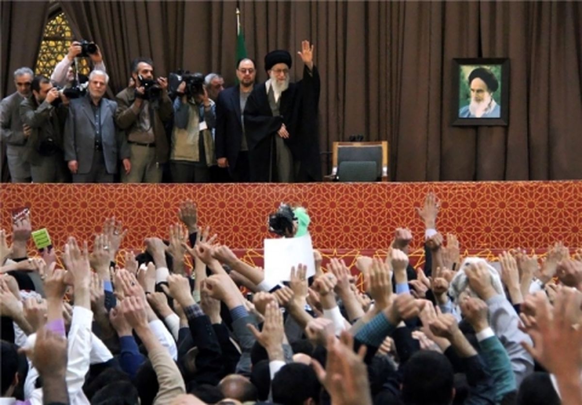 رهبر انقلاب در حرم رضوی: اقتصاد مساله اولویت‌دار کشور است