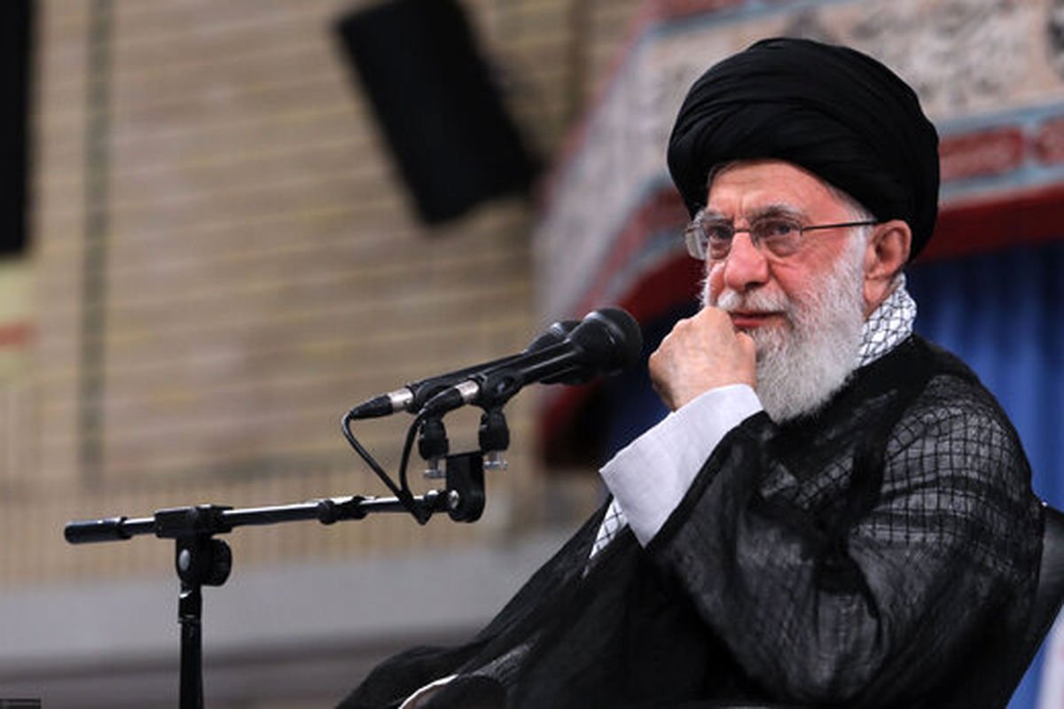 رهبر انقلاب: هیچ دلیلی ندارد که برای تولید و نگه‌داشت سلاحی که استفاده از آن مطلقاً حرام است، هزینه کنیم