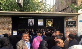 حضور پررنگ اصلاح‌طلبان در مراسم تشییع پیکر اعظم طالقانی / احمد منتظری بر پیکر دختر آیت‌الله طالقانی نماز خواند