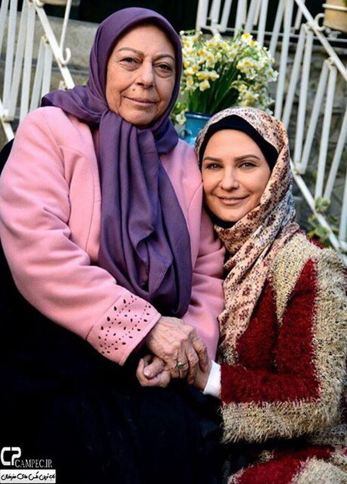 لعیا زنگنه و ثریا قاسمی در «آقازاده»