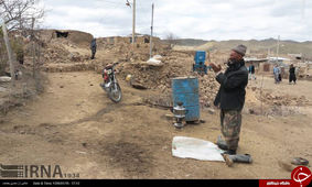 نماز پیرمرد روستایی در کنار خانه ویران شده‌اش+عکس
