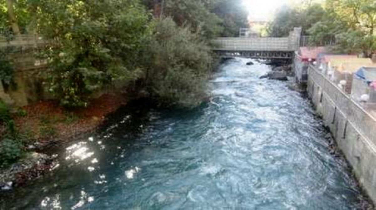 واژگونی تانکر مواد سوختی در جاده چالوس/ خطر در کمین رودخانه کرج