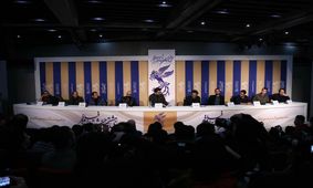 جشنواره فجر ۹۸؛ از متلک فرزاد حسنی به منتقد جنجالی تا شوخی کنایه‌آمیز وی با کارگردان گشت ارشاد