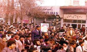 تصاویر دیده نشده از تظاهرات مردم گناباد در دوران انقلاب اسلامی+ تصاویر