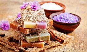 طرز تهیه صابون تزئینی با گل خشک در منزل
