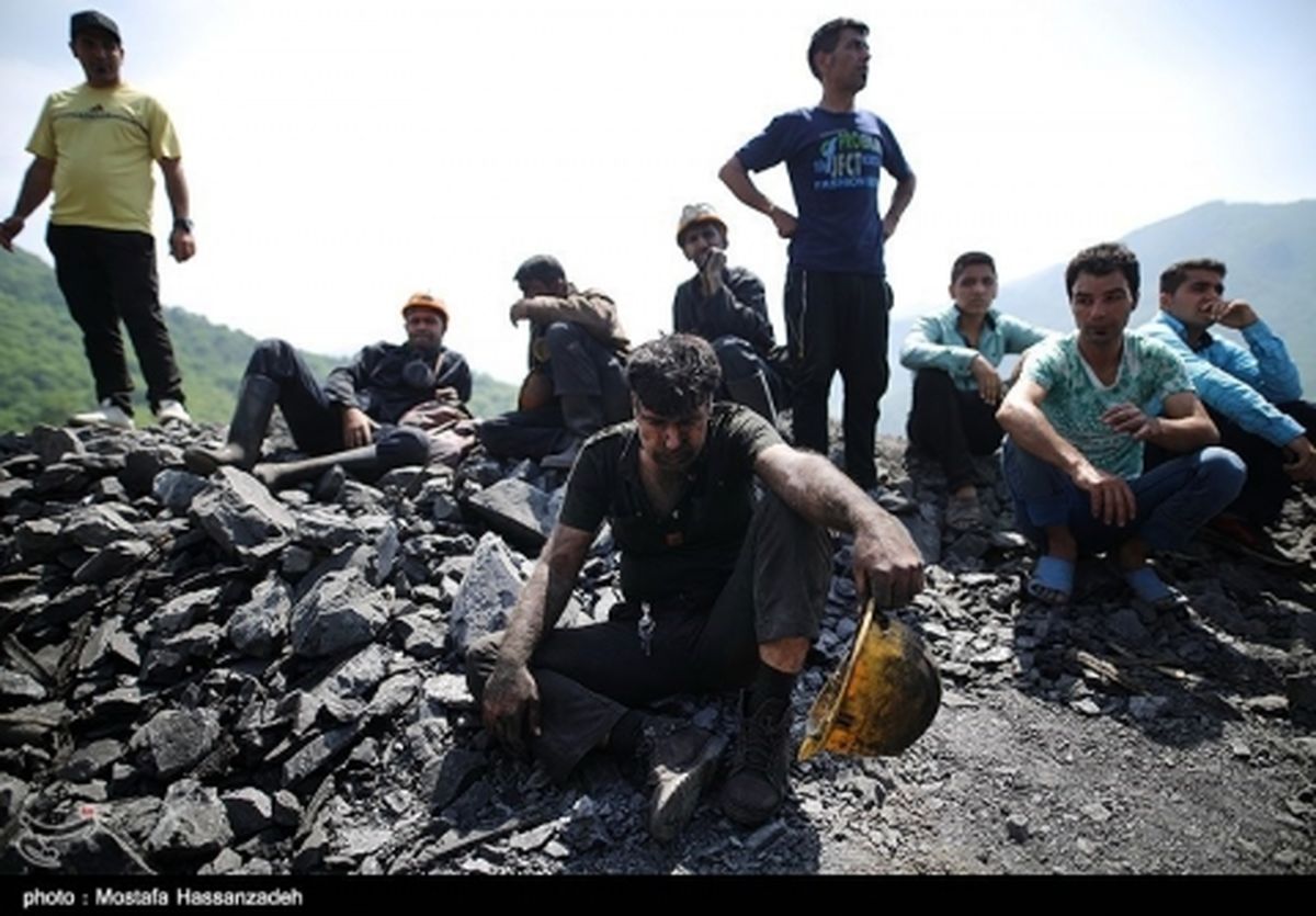 لحظاتی پیش ۲۱ جنازه از معدن ذغال‌سنگ آزادشهر خارج شد