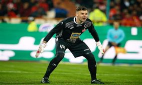 رادو قرنطینه را با لباس پرسپولیس دور زد!/ عکس
