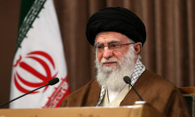 ماجرای یک عبارت ویژه در تابلوی نصب شده در محل سخنرانی رهبر انقلاب در روز قدس +عکس