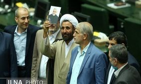 کار نماینده گل‌آرایی میزکار و برنامه‌ریزی برای ختم قرآن نیست / برای وظایف نمایندگی پول می‌گیرید