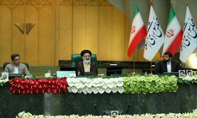 آغاز یازدهمین دوره مجلس / کدام شخصیت‌های سیاسی در مراسم تحلیف حضور دارند؟ / لباس کردی بر تن عضو هیات رئیسه