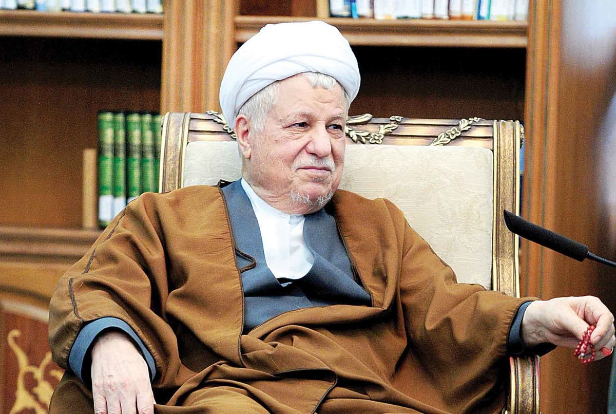 عبدالعلی علی عسگری مدیرعامل فروشگاه رفاه است؛ نگران است بعدا حمایت نشود