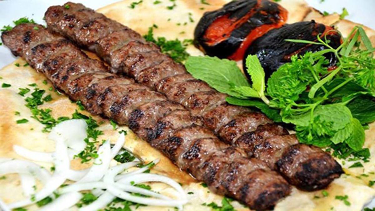فوت‌و‌فن‌های تهیه کباب کوبیده و راز نریختن از روی سیخ
