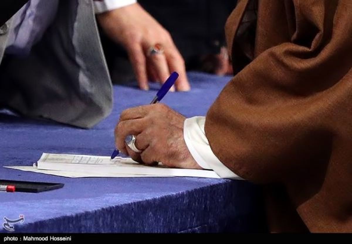یک منبع آگاه در دفتر حفظ و نشر آثار آیت الله خامنه‌ای : رنگ انگشتر رهبر انقلاب ارتباطی به انتخابات ندارد