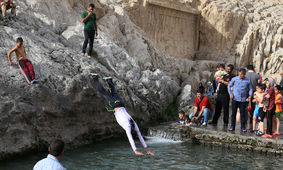 شنا می‌کنیم بعدش سریع دوش می‌گیریم که کرونا نگیریم!