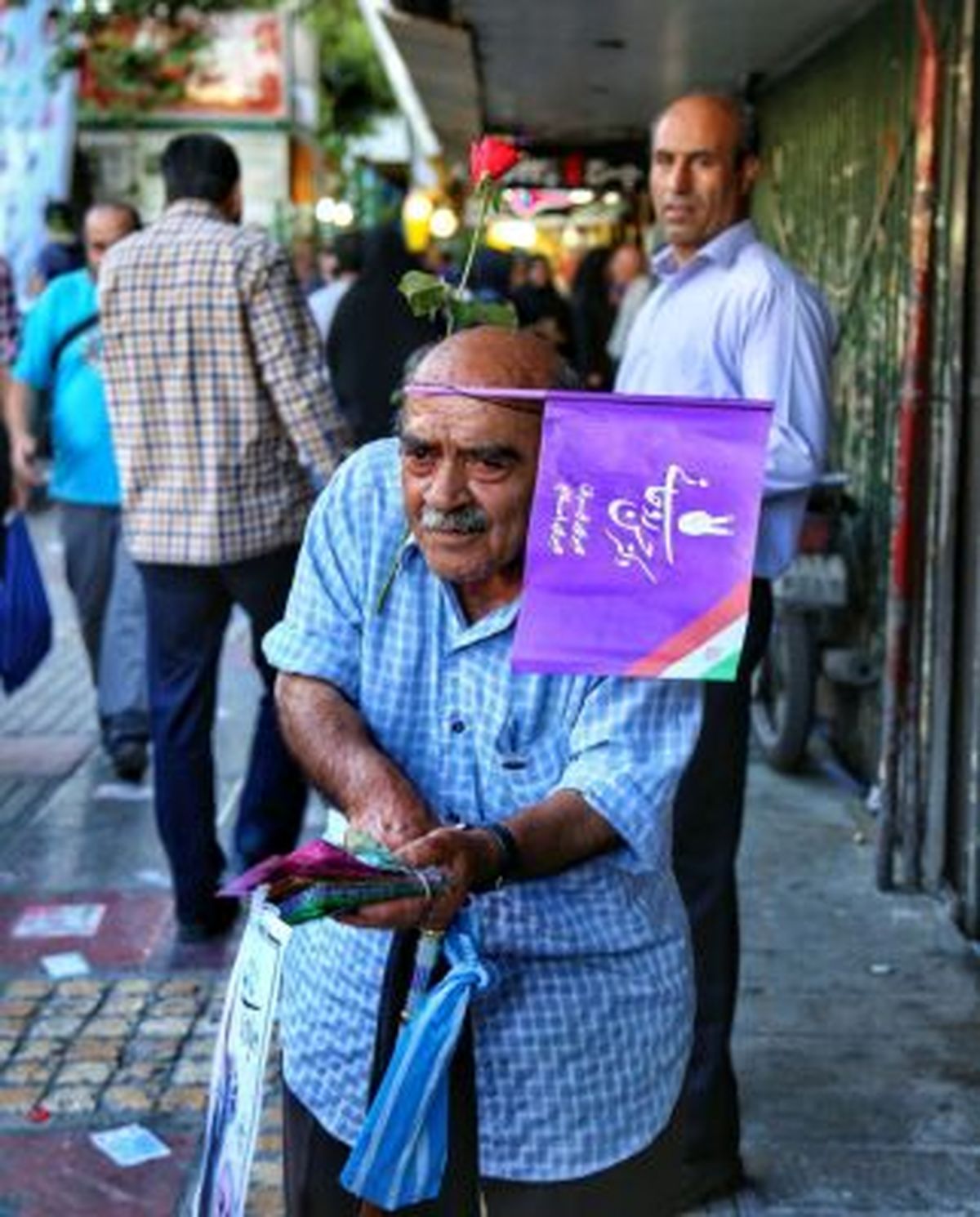 عکس / فال فروشی که عاشق روحانی