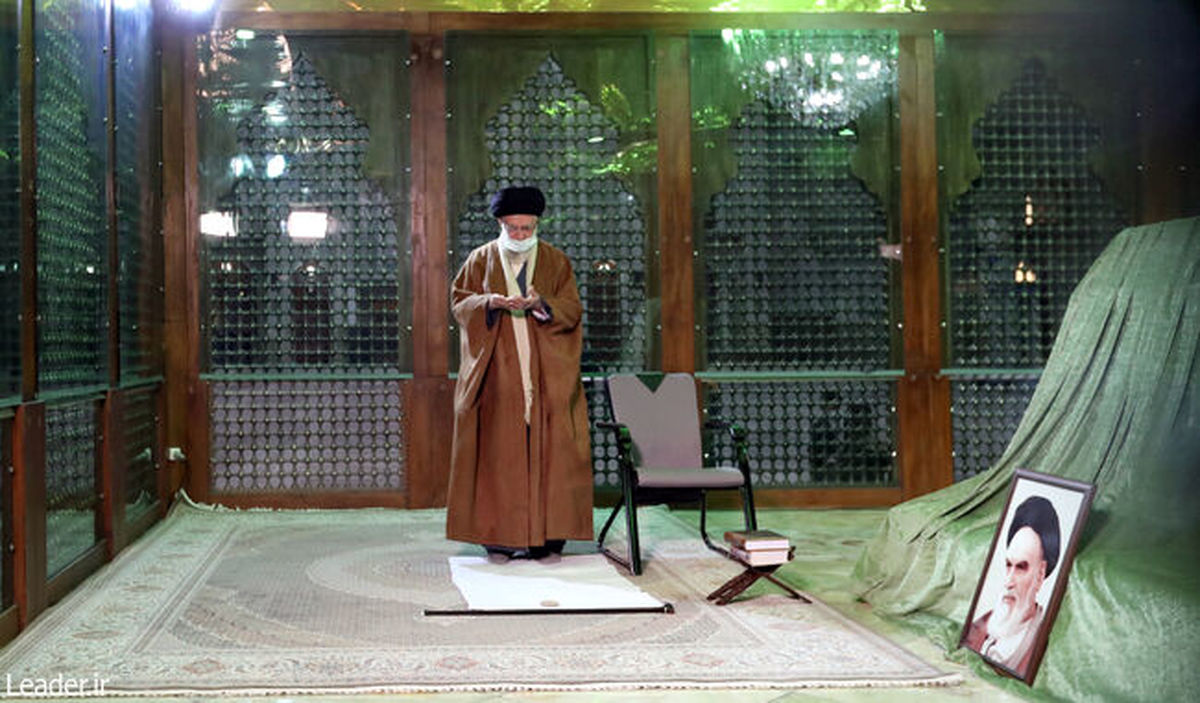 رهبر انقلاب اسلامی در مرقد امام خمینی(ره) و گلزار شهدا حضور یافتند

