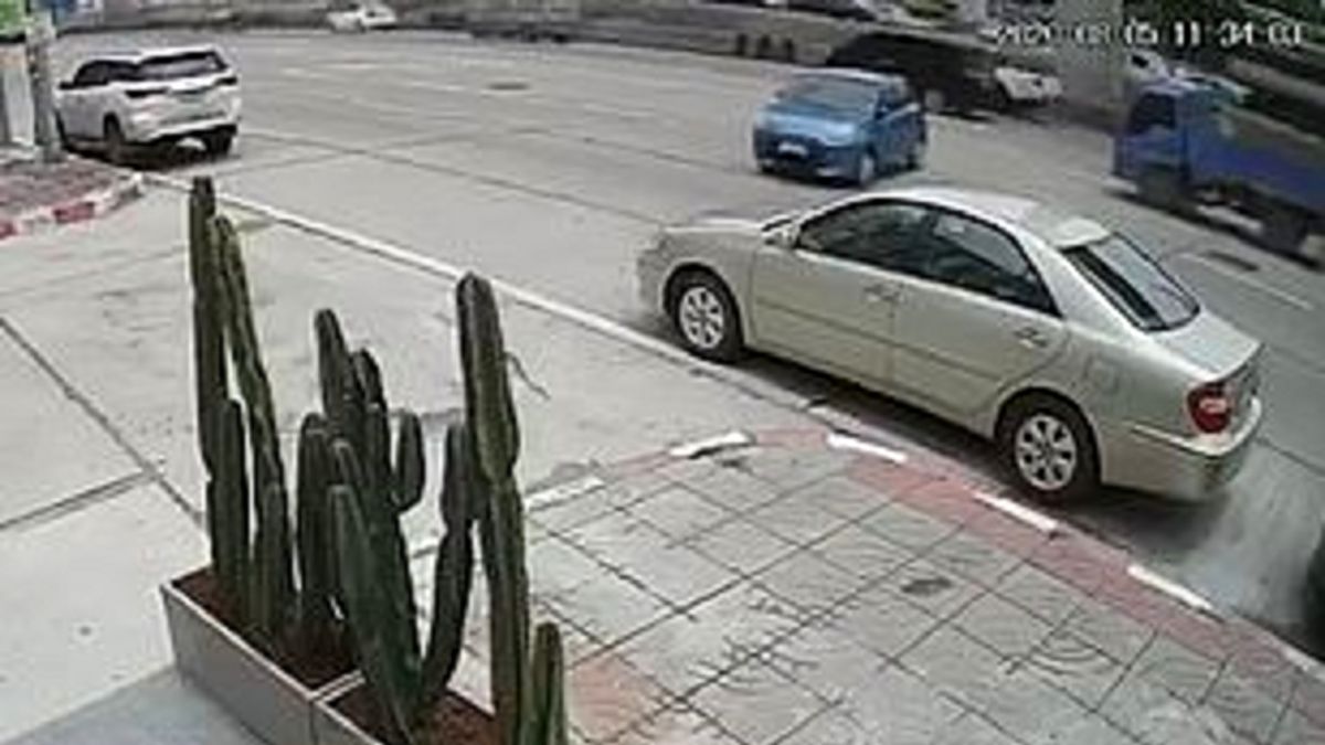 لحظه ورود خودروی بدون راننده به وسط اتوبان/ ویدئو