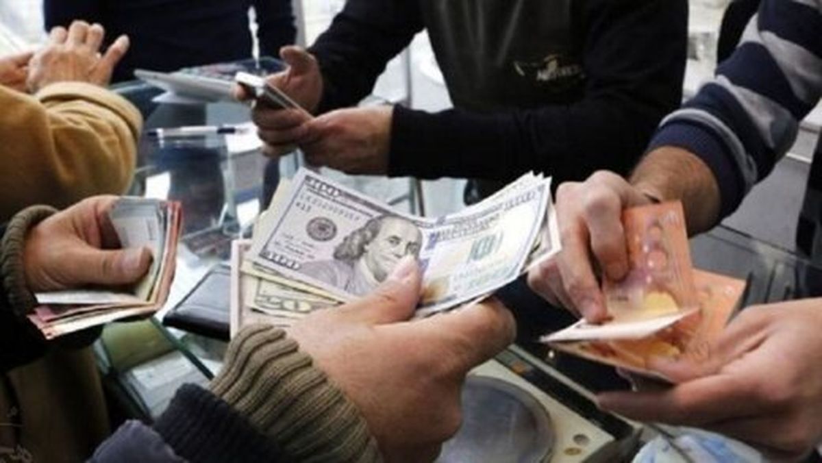 چرا قیمت دلار در بازار ایران گران می‌شود؟
