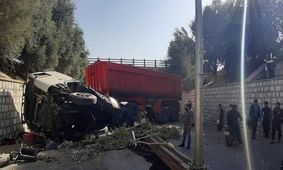 سقوط تریلر از پل ورودی شهرک صنعتی یزد حادثه‌ساز شد