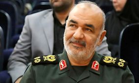 تصویری از فرمانده کل سپاه در کنار یک خانواده شهید معروف