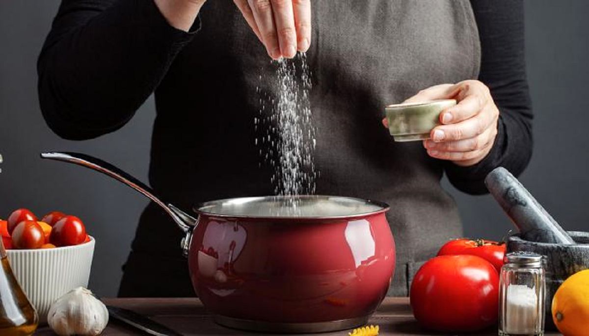 ۸ اشتباه رایج در آشپزی که لذت خوردن غذا را از شما می‌گیرد